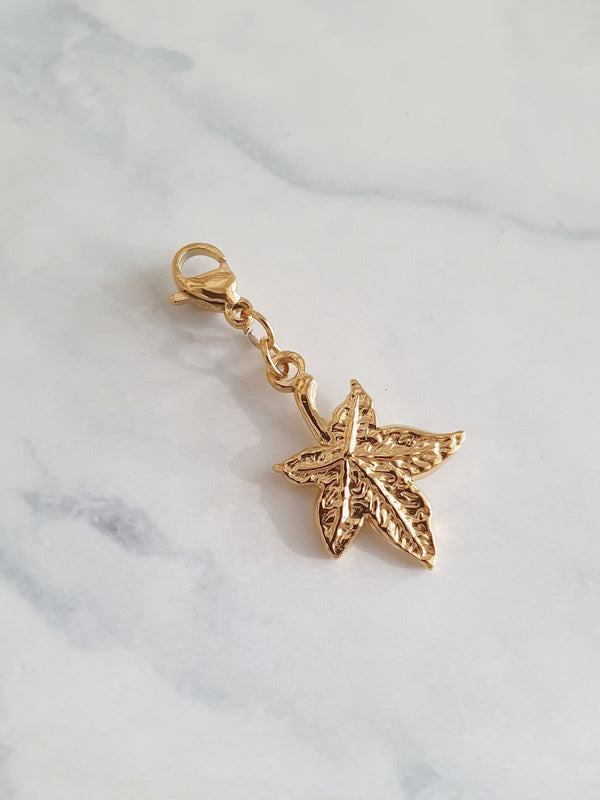 Charm feuille d'érable texturée -  doré