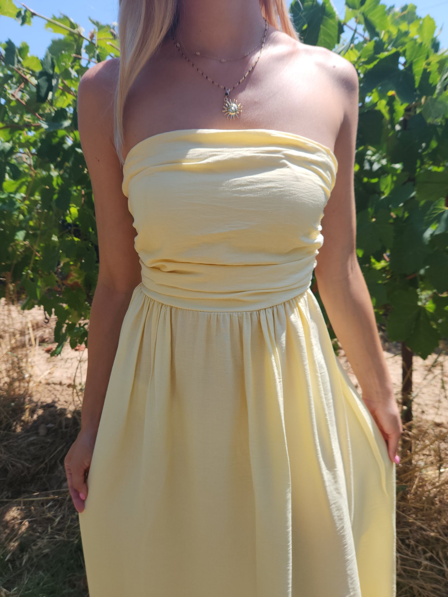 Robe longue dos nu lacets- jaune pastel