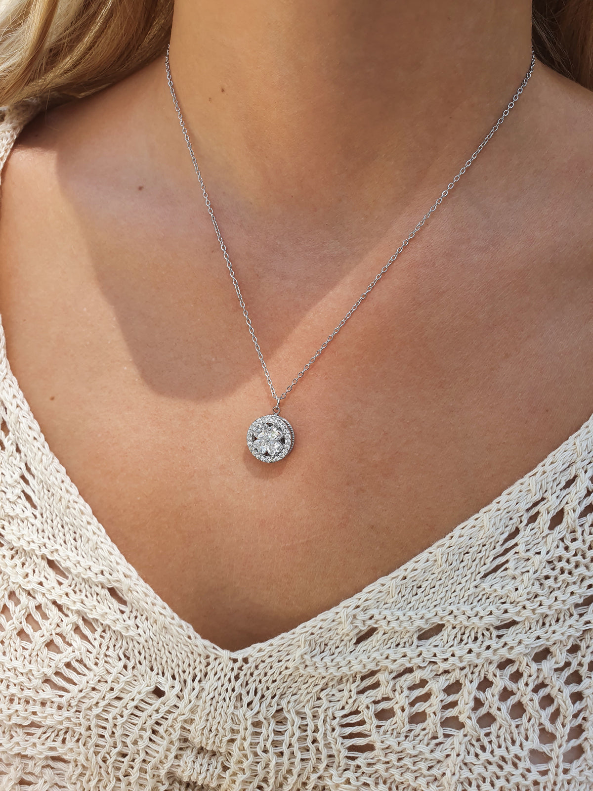 Collier rotatif argenté porté