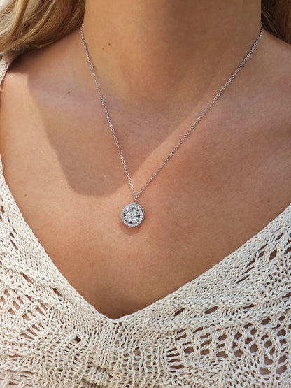 Collier rotatif argenté porté