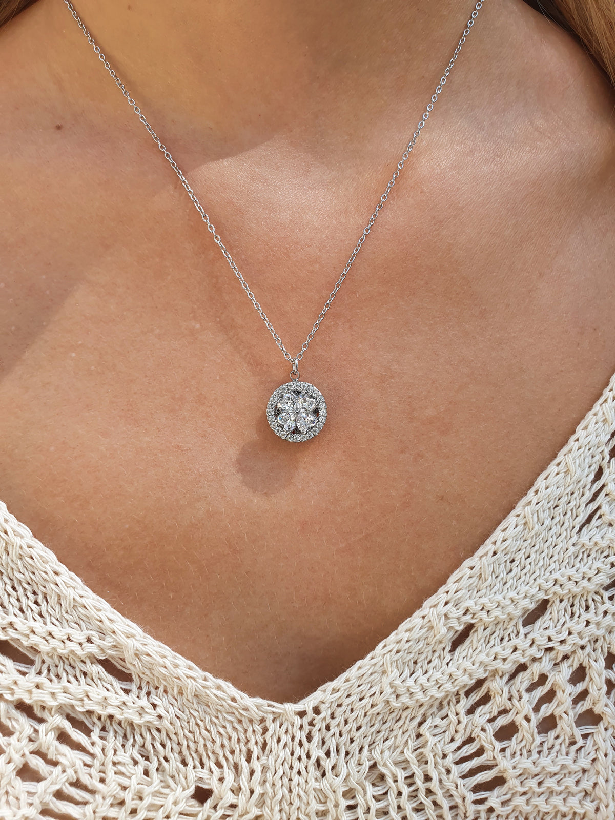 Collier rotatif fleur argenté de près