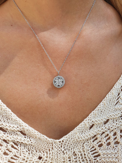 Collier rotatif fleur argenté de près