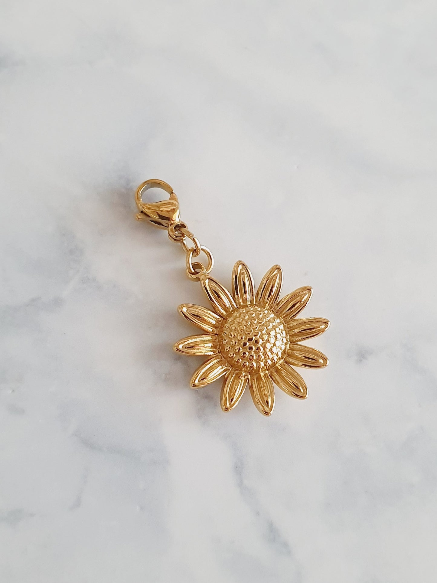 Charm marguerite texturée -  doré