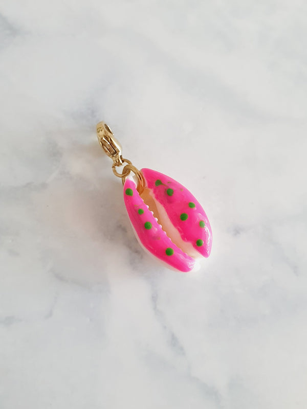 Charm coquillage rose pois verts - doré