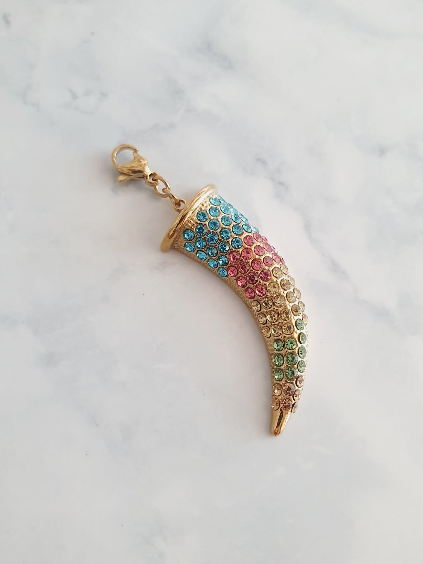 Charm corne arc-en-ciel strass - doré