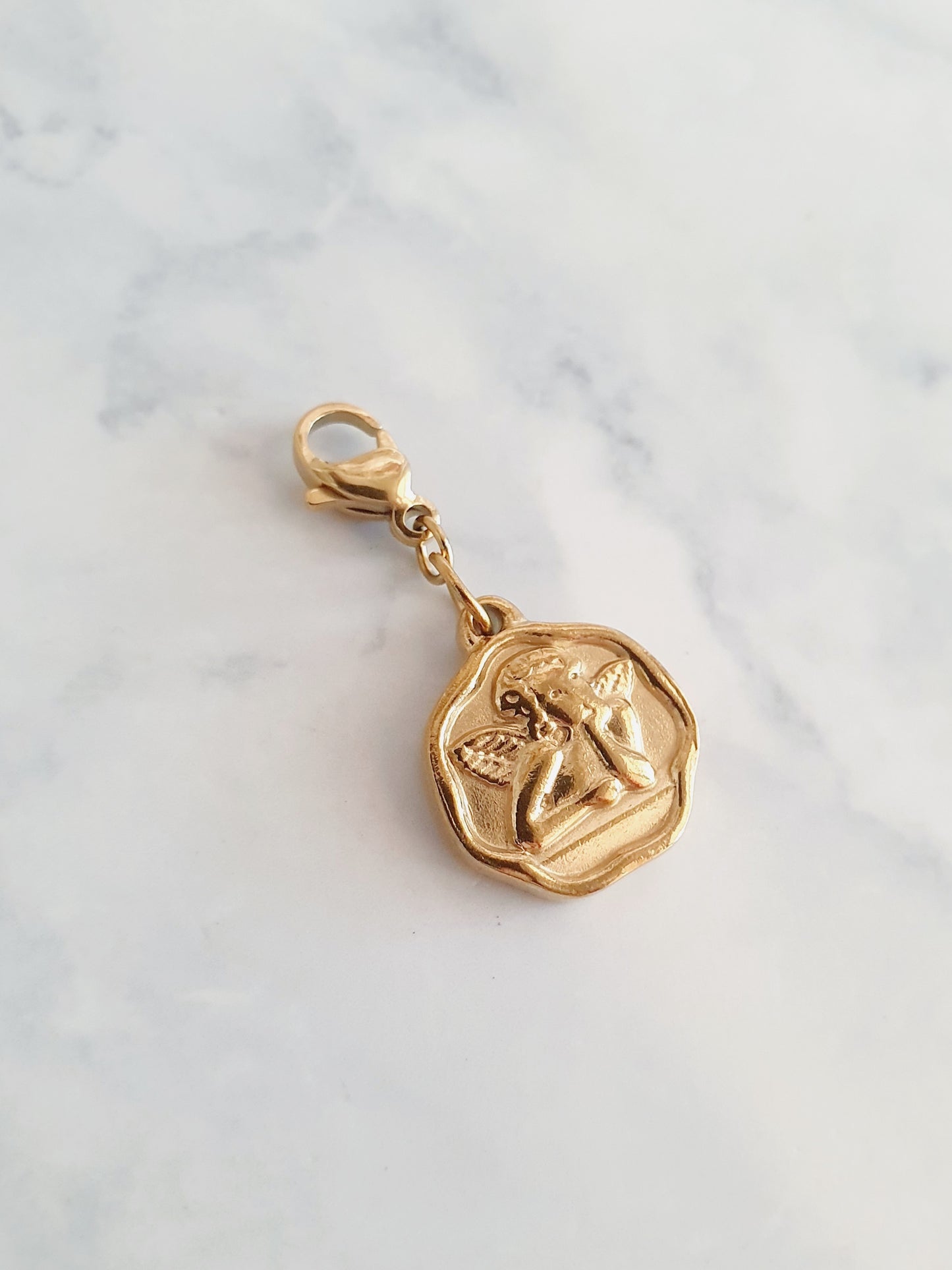 Charm médaillon ange - doré