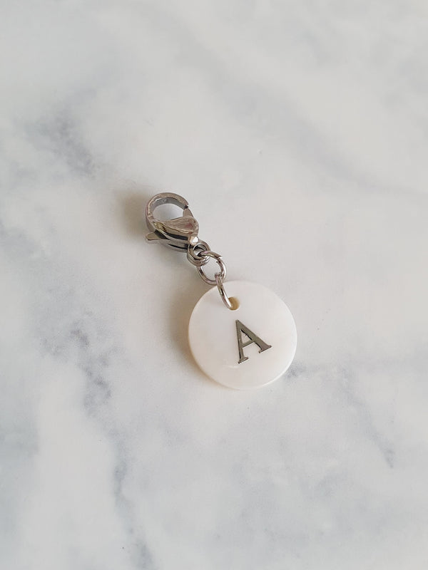 Charms lettres initiales en nacre (médaillon plat) - argenté