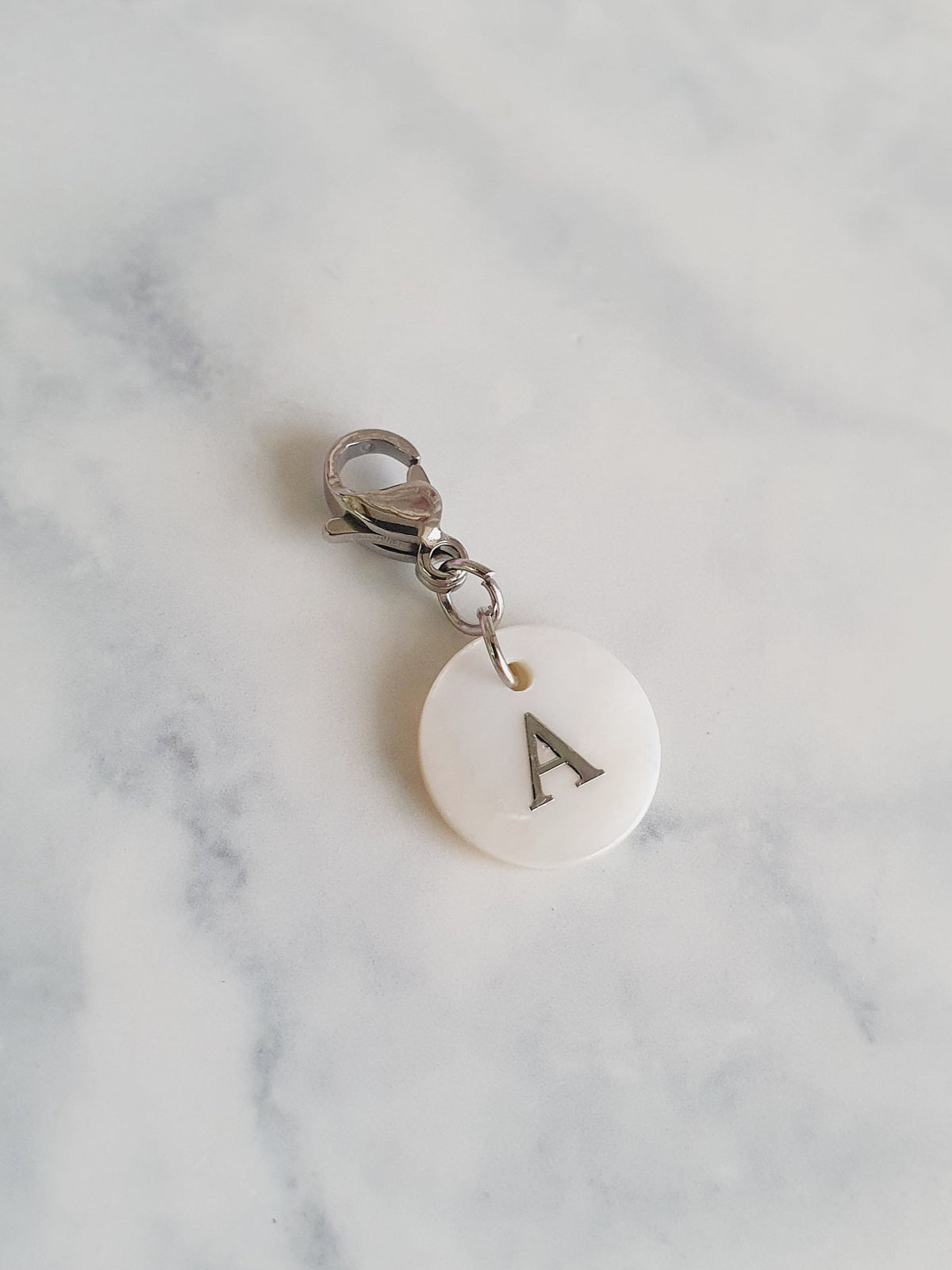 Charms lettres initiales en nacre argenté