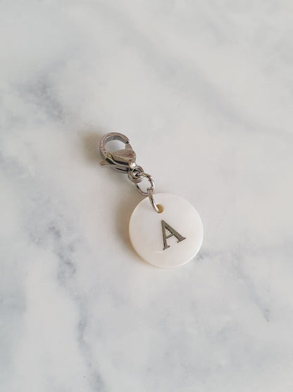 Charms lettres initiales en nacre argenté