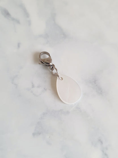 Charm goutte plate en nacre - Coloris au choix