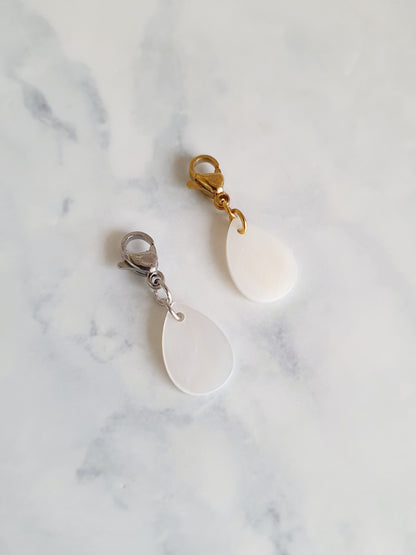 Charm goutte plate en nacre - Coloris au choix