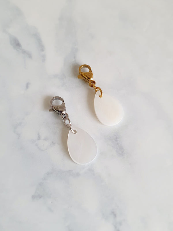 Charm goutte plate en nacre - Coloris au choix