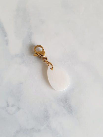 Charm goutte plate en nacre - Coloris au choix