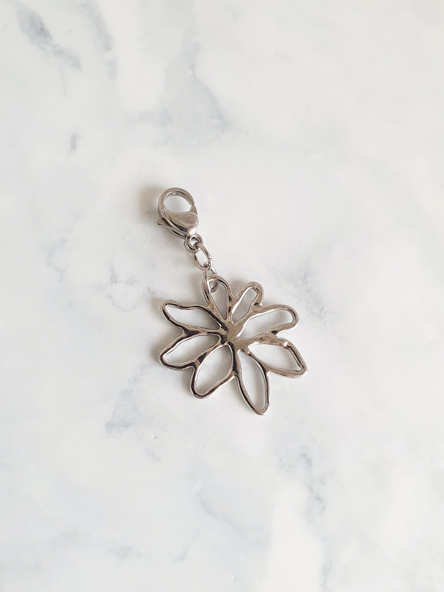 Charm fleur martelée - argenté