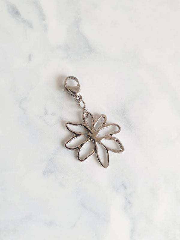 Charm fleur martelée - argenté