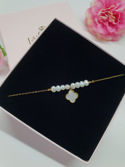Bracelet perles fantaisie & trèfle en nacre - doré