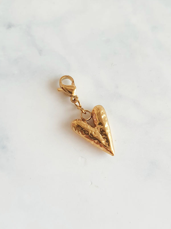 Charm coeur long martelé - doré