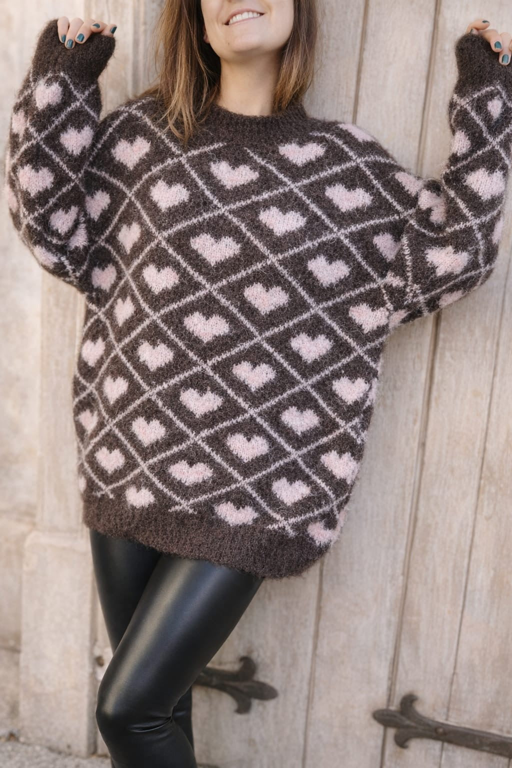 Pull en alpaga marron cœurs roses