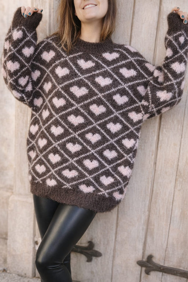 Pull en alpaga marron cœurs roses