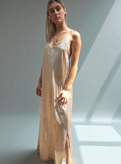 Robe longue bretelles croisées & perlées - champagne