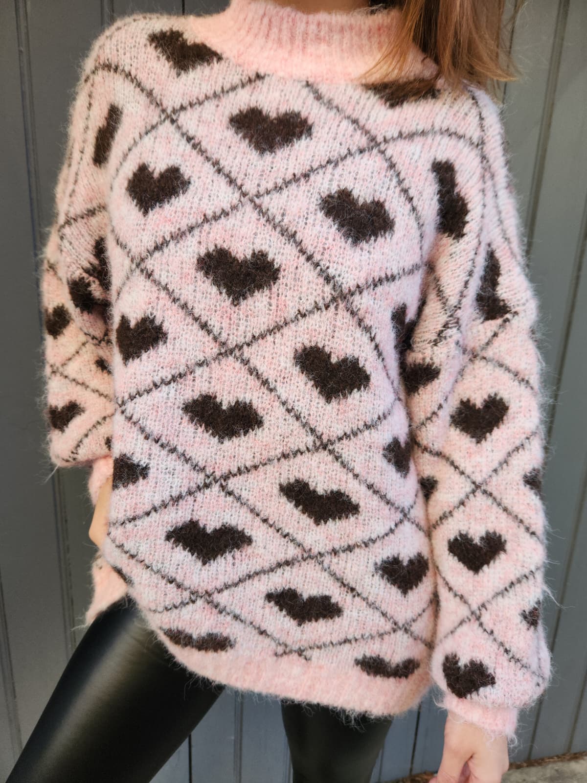 Pull en alpaga rose cœurs marrons