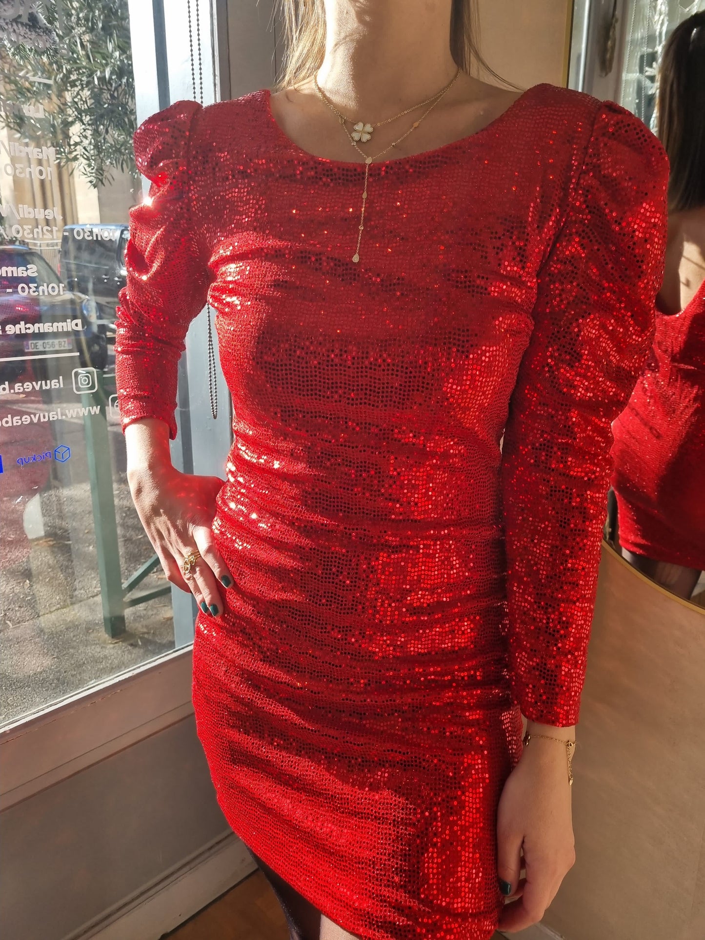 Robe de soirée dos nu sequins épaules bouffantes - rouge
