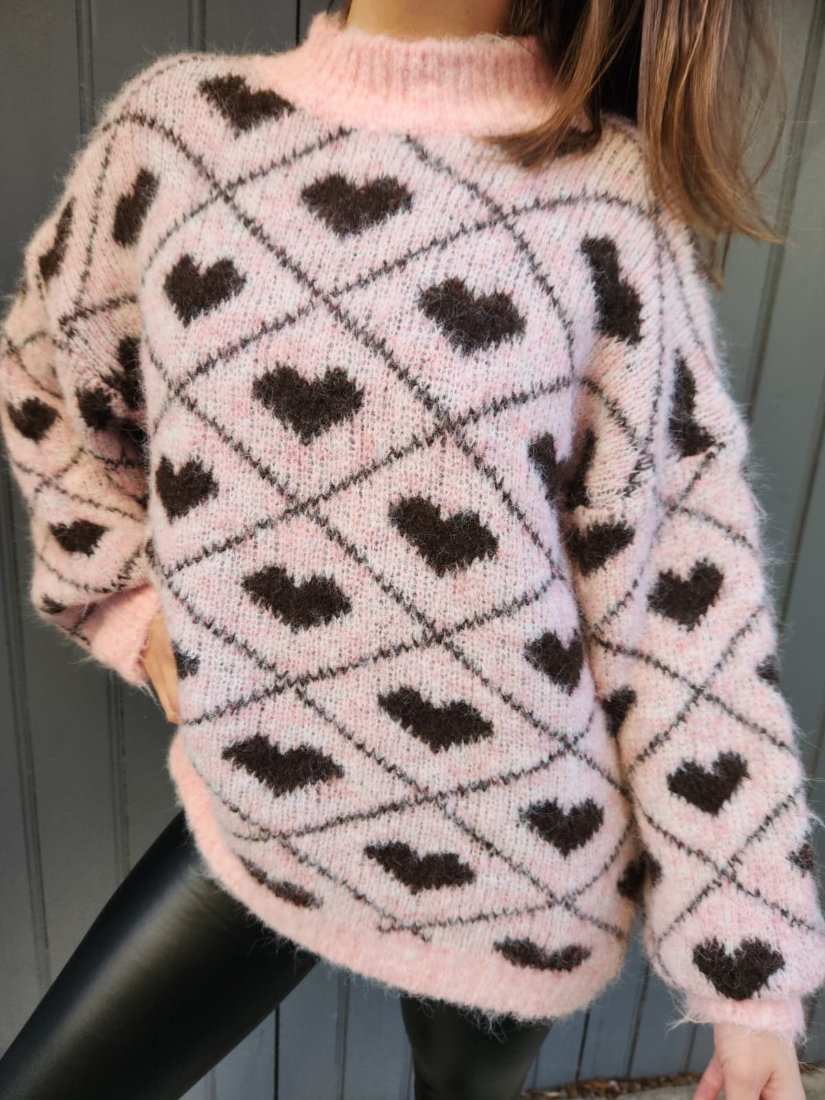 Pull en alpaga rose cœurs marrons