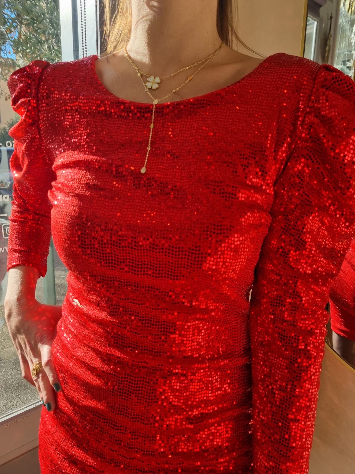 Robe de soirée dos nu sequins épaules bouffantes - rouge
