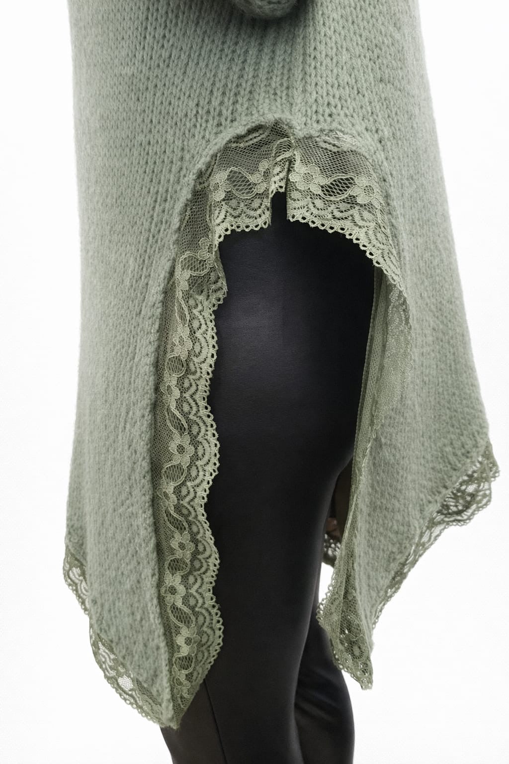 Pull asymétrique dentelle