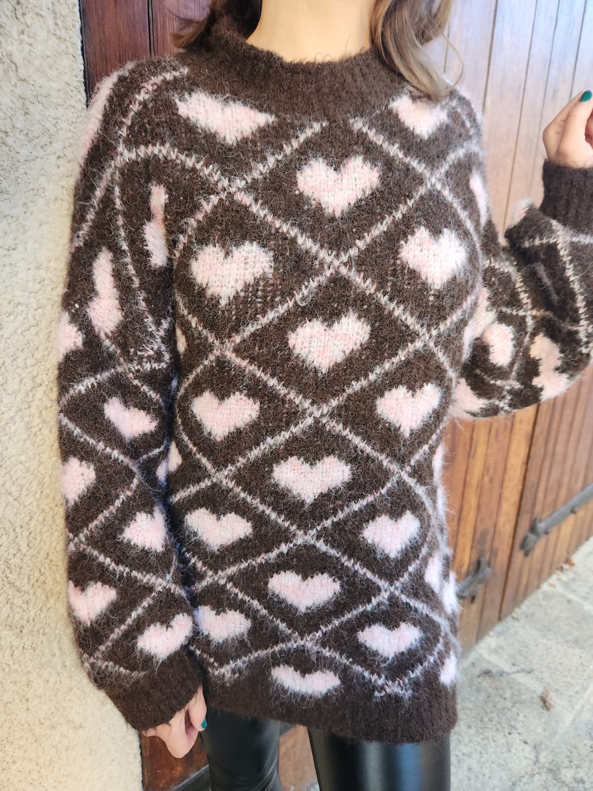Pull en alpaga marron cœurs roses