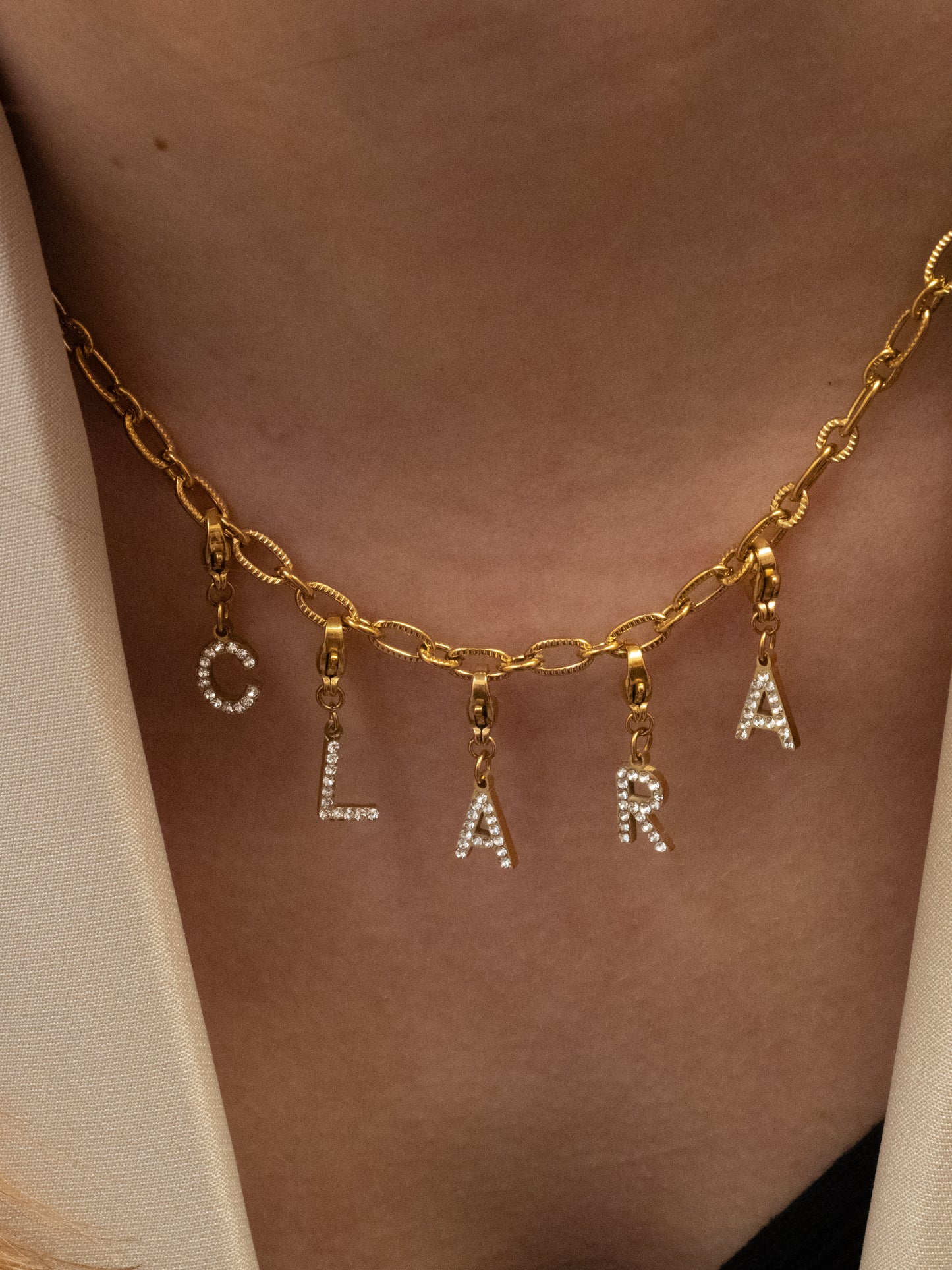 Collier prénom charms lettres strass - doré