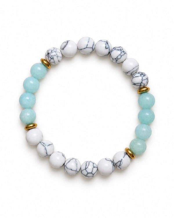 Bracelet élastique ISALIE en aigue-marine et howlite, perles de 8 mm et intercalaires dorés