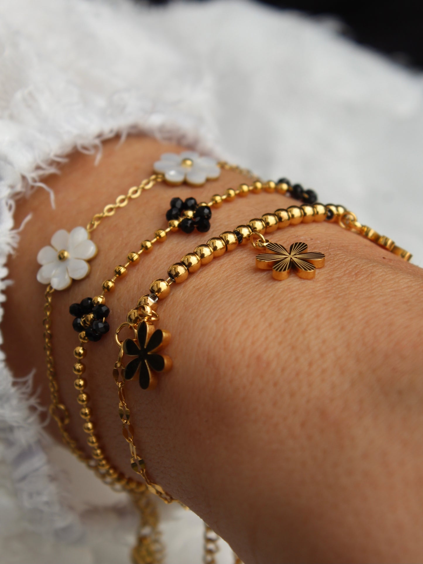Bracelet fleurs perlées - doré/noir