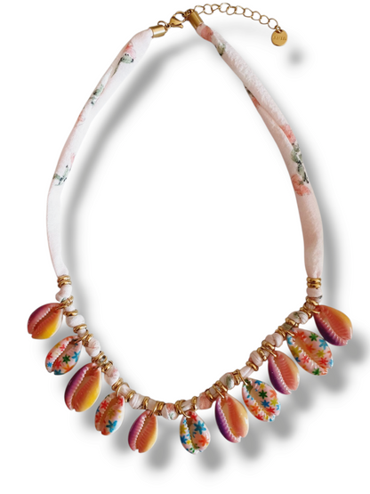 Collier tissu coquillages cauri - doré/blanc