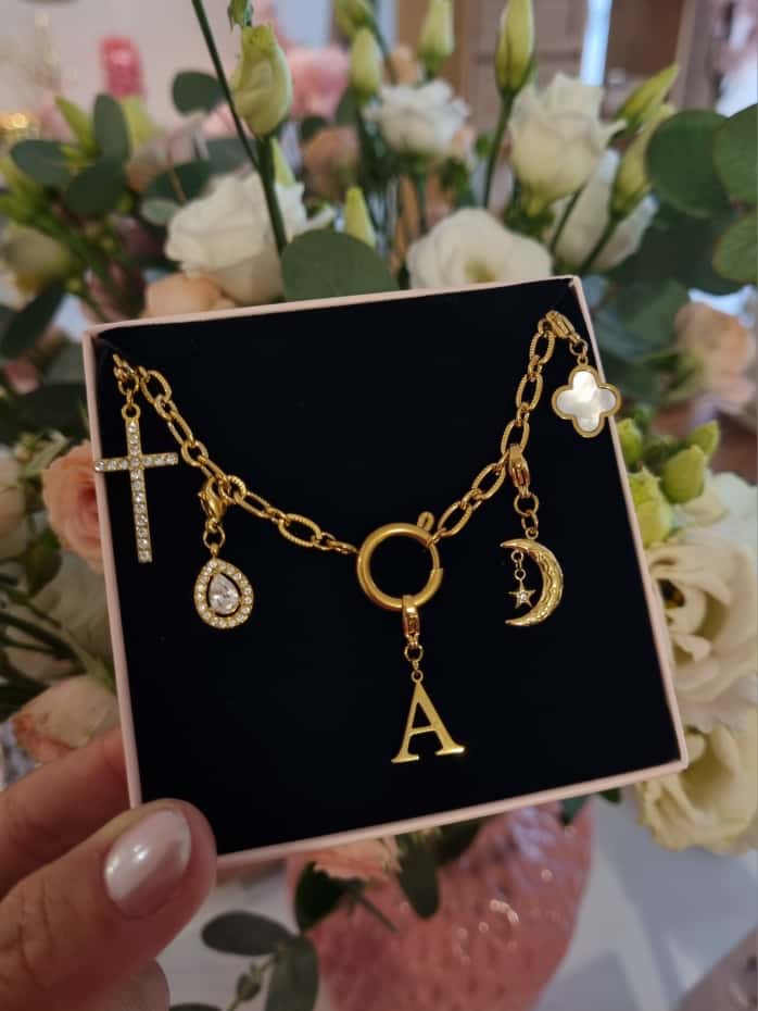 Collier charms et lettre initiale - doré