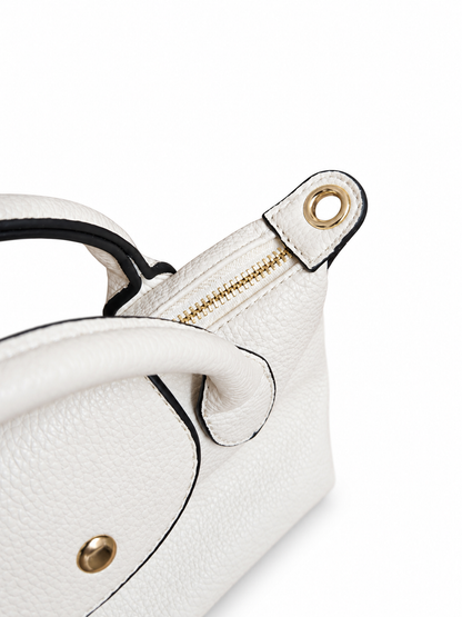 Détail du petit sac à main blanc : anneau doré et zip doré