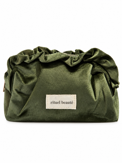 Trousse de beauté velours chocolat à volants avec zip doré, vue de côté