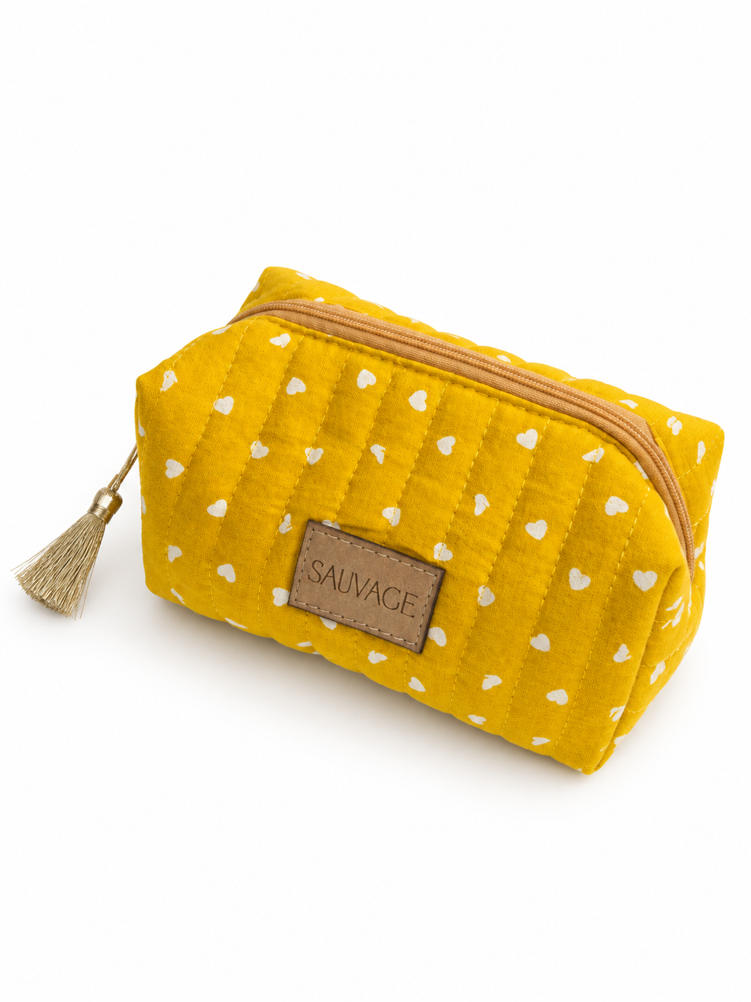 Trousse SAUVAGE jaune moutarde matelassée avec pompon doré, vue de trois quarts