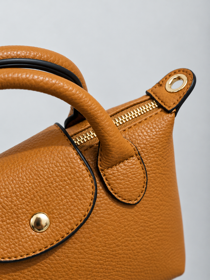 Détail du sac camel : zip doré, rabat et anse
