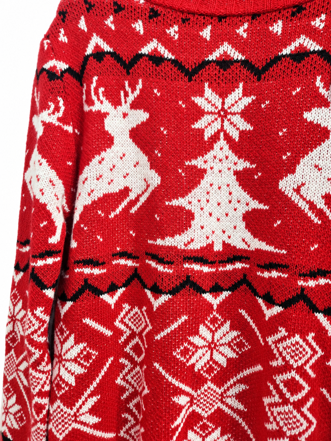 Détail des rennes et du sapin de la robe pull de Noël rouge