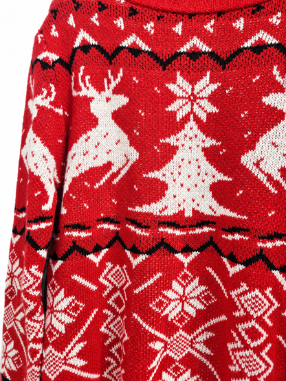 Détail des rennes et du sapin de la robe pull de Noël rouge