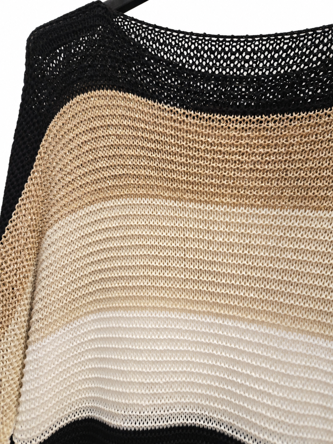 Détail de la maille ajourée dorée pailletée de la blouse