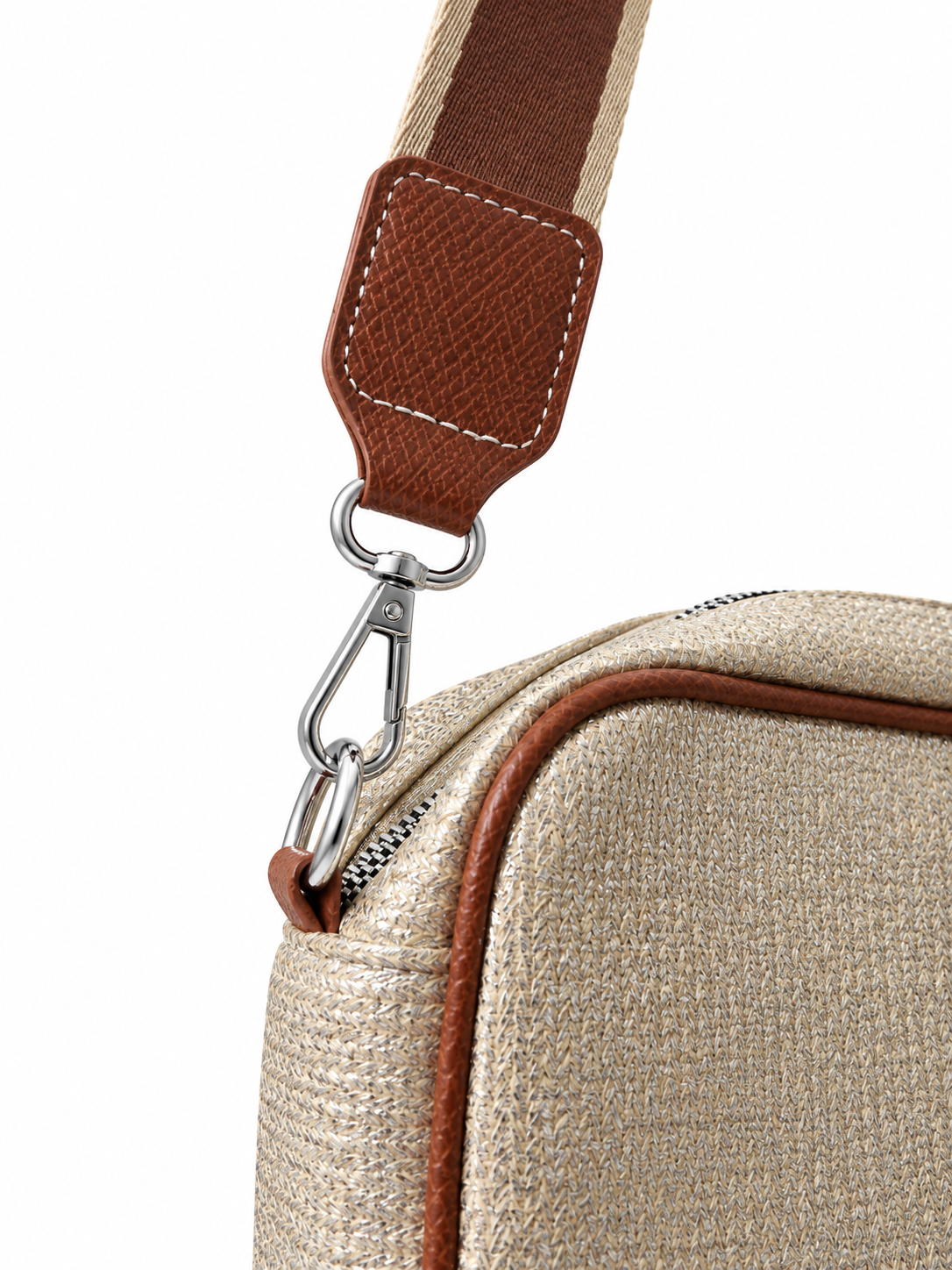 Détail mousqueton argenté et coutures pailletées du sac