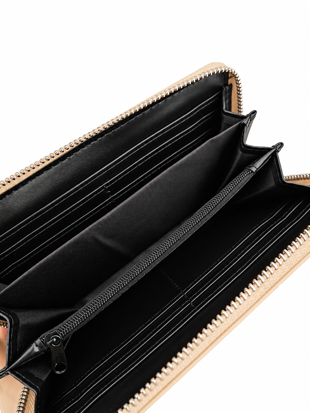 Sac bowling beige, détail du grain et des clous dorés