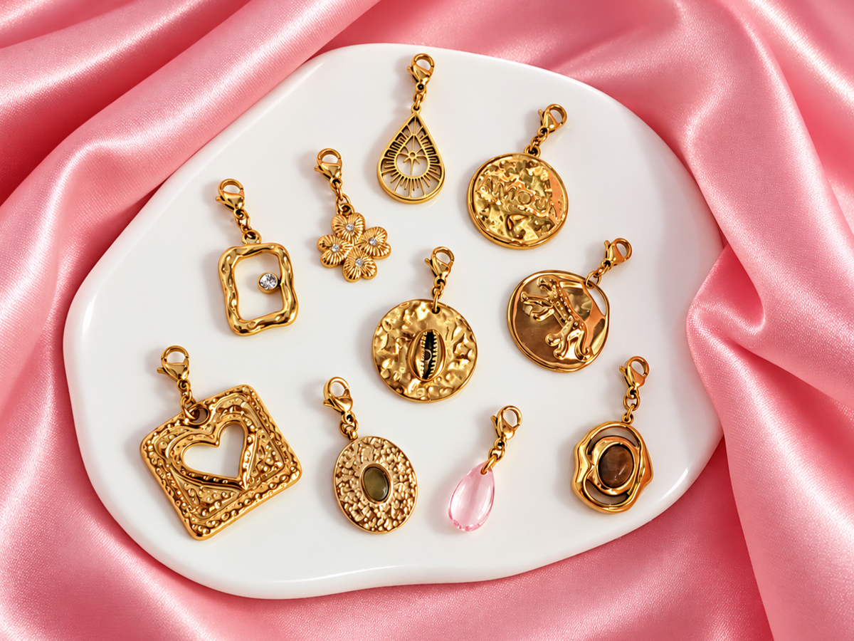 Charm médaille martelée AMOUR