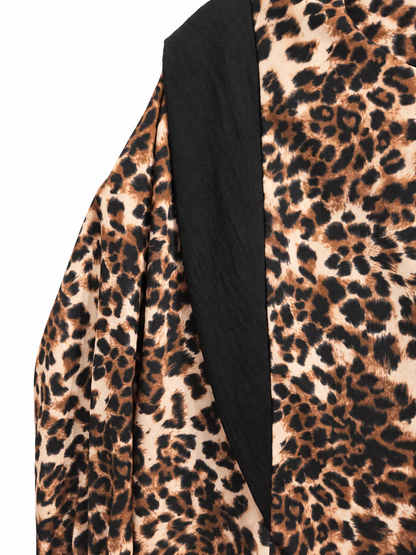 Détail du volant noir et de l'imprimé léopard de la blouse