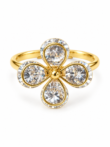 Bague ZELORIA : fleur de quatre gouttes en zircons, vue de face