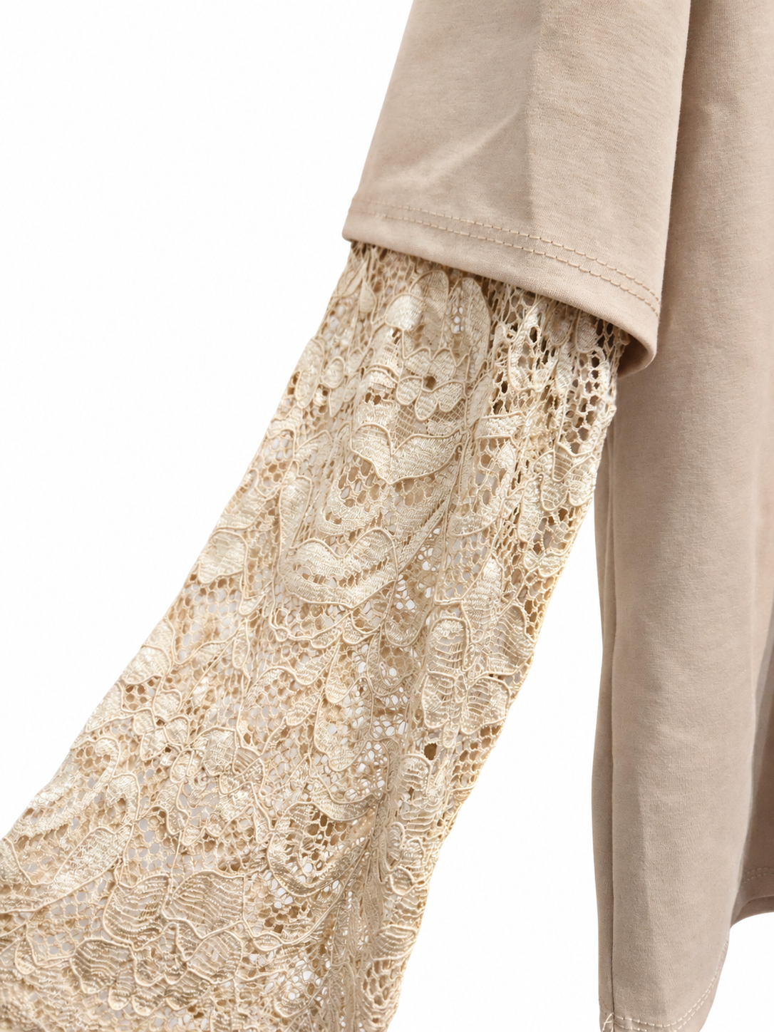 Détail de la manche en dentelle florale du t-shirt beige