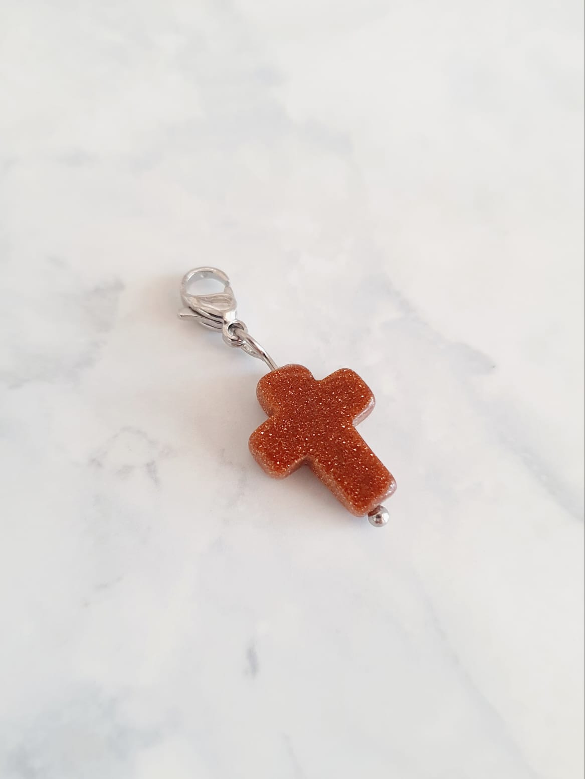 Charm croix marron pailletée - argenté