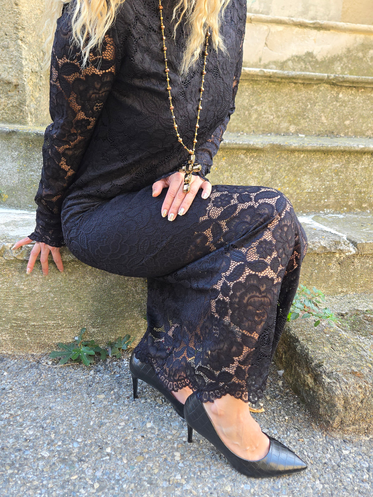 Robe longue noire en dentelle